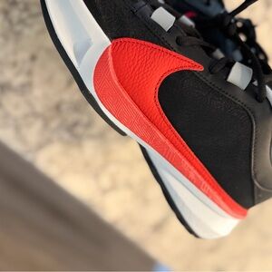 Nike Women's Black and Red Sneaker DAKOUBO Nike Airmax new inbox US 7 1/2